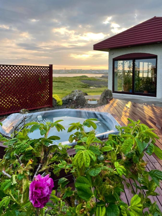 Alka - Cozy Room By The Sea With Private Hot Tub Njarthvik Extérieur photo